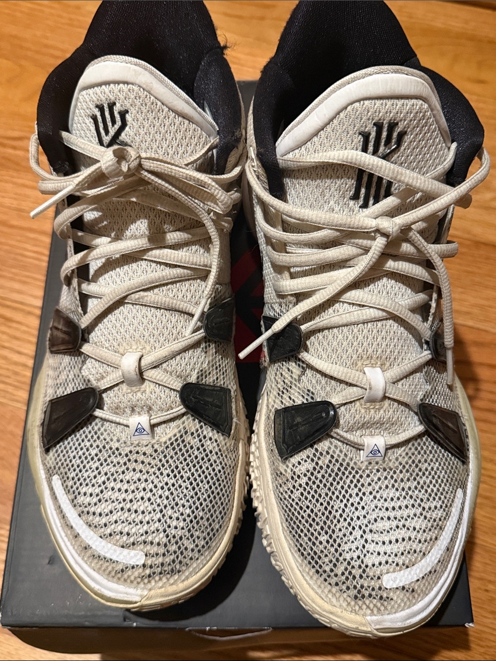 Nike Men Kyrie Mesh Athletic Shoes in White and Black Size 9.5 with Box